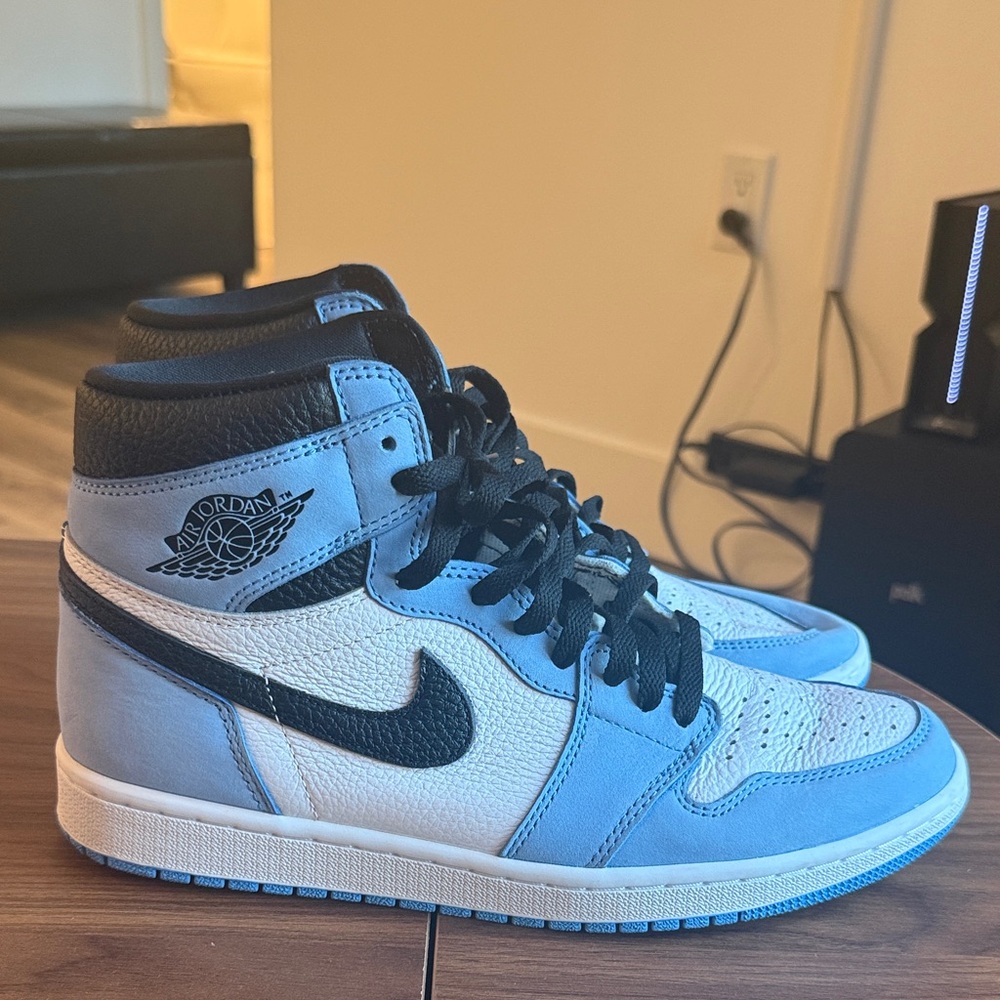 Air Jordan 1 Retro High OG University Blue (UNC)